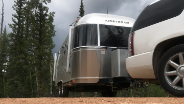 Airstream-and-Yukon-Denali-at-Navajo-Lake